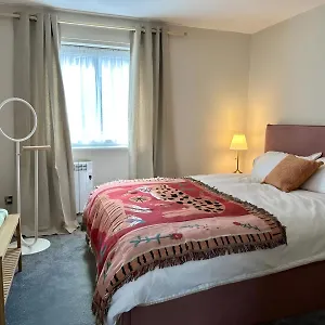  Apartment Modern With Free Parking. Located In York's Historical Building